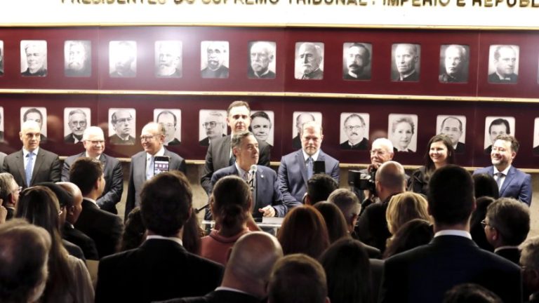 Расследование фейковых новостей было «решающим» против экстремизма, говорит Баррозу