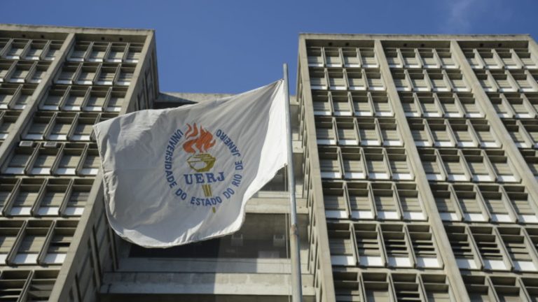 Уэрдж отменил тест на жительство из-за дела о расизме