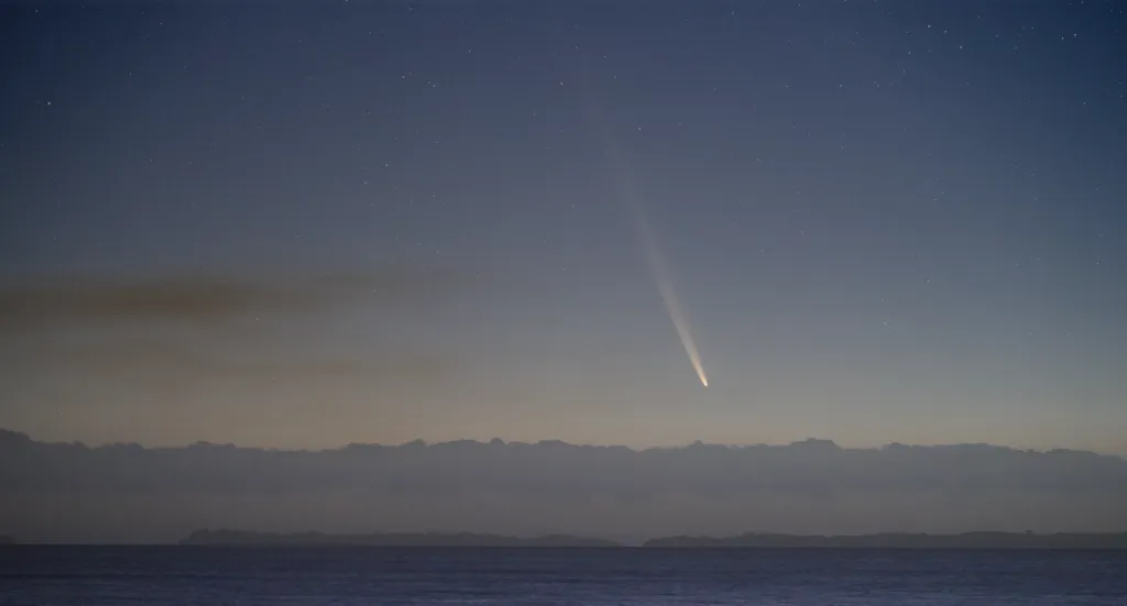комета пронеслась по небу над Новой Зеландией