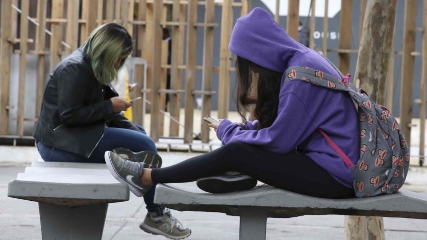 jovens usando celular