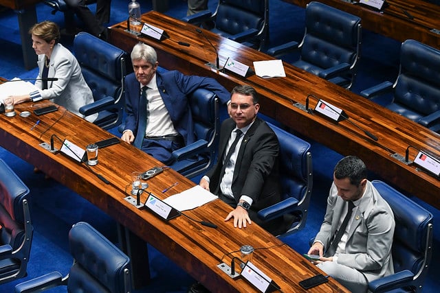 Senadores na sessão que votou a PEC do corte de gastos