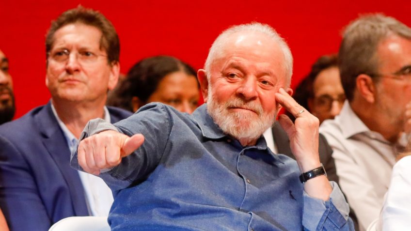 Лула участвует в ужине в конце года на скамейке физкультуры в Палате.