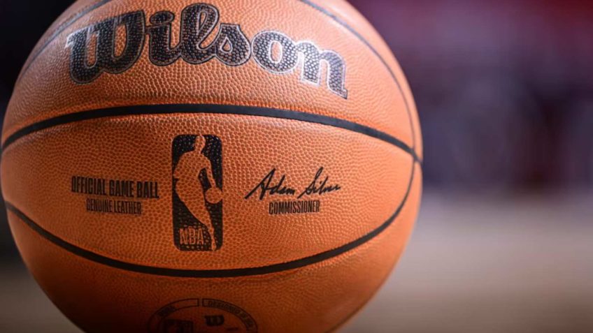O acordo de 11 anos da NBA com o grupo Disney, NBCUniversal e a Amazon estão avaliados em cerca de US$ 77 milhões; Na imagem, a bola oficial de jogo da NBA