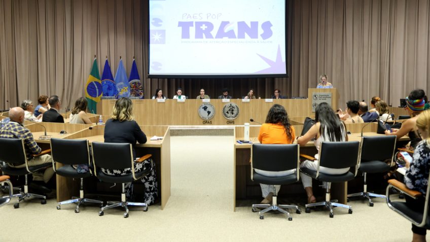 Оппозиция критикует снижение возраста для лечения транс-подростков