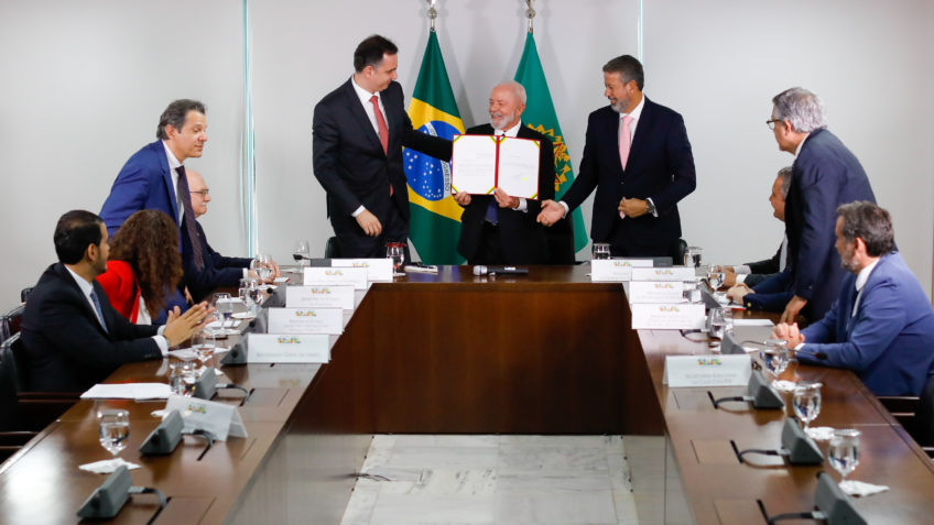 Под давлением Конгресса правительство выплатило 1,8 миллиарда реалов за поправки