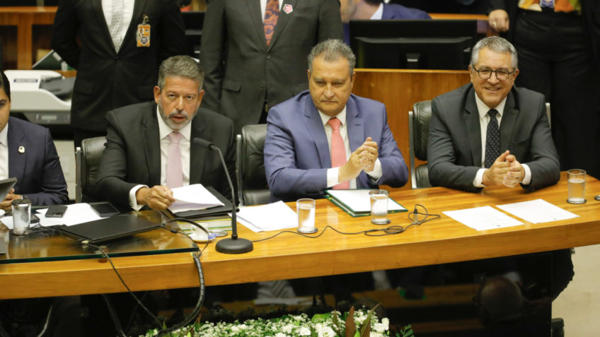 Правительство заплатит 7,6 миллиарда реалов за поправки к понедельнику