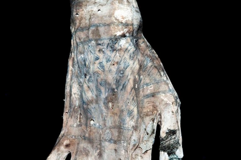 Ученые используют лазеры, чтобы обнаружить замысловатые татуировки на перуанских мумиях