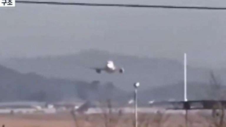 O telejornal sul-coreno KBS exibiu novas imagens de um novo ângulo da tentativa de pouso do avião da Jeju Air no aeroporto de Muan, antes do acidente