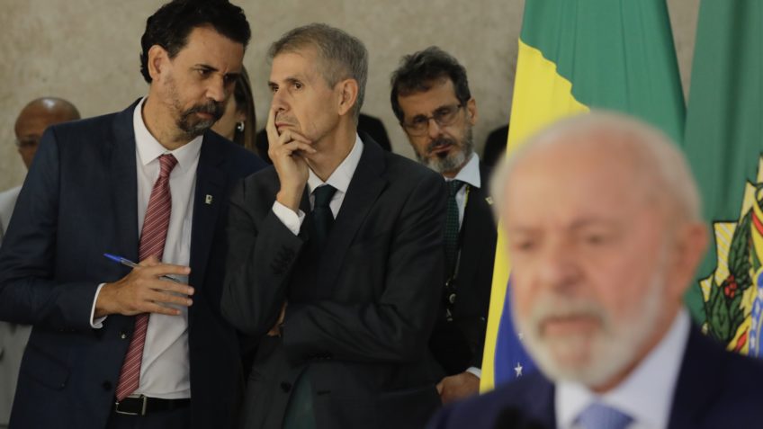 Sidônio Palmeira observa Lula em sua primeira entrevista com novo formato