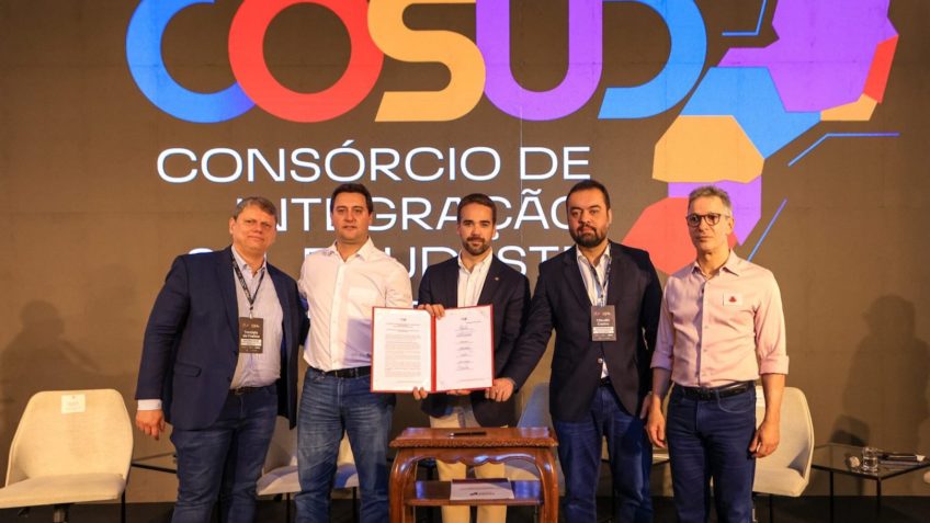 Governadores reunidos para assinatura do Pacto de Segurança Pública assinado durante a 10ª reunião do Cosud (Consórcio de Integração Sul e Sudeste). Da esquerda para a direita, os governadores: Tarcísio de Freitas (SP), Ratinho Jr. (PR), Eduardo Leite (RS), Cláudio Castro (RJ) e Romeu Zema (MG)