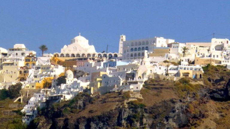 A ilha de Santorini está localizada a cerca de 300km de Atenas