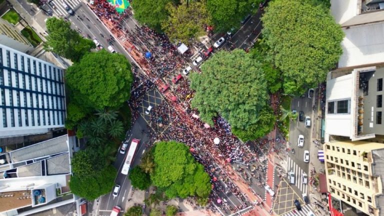 Булос говорит, что он видел 25 000 человек в акте против амнистии