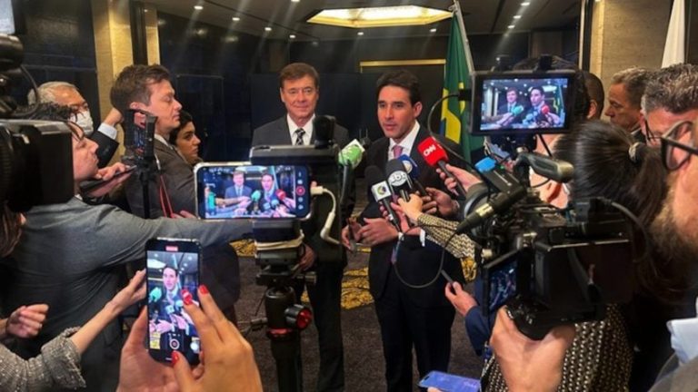Francisco Gomes Neto e Silvio Costa Filho conversam com jornalistas