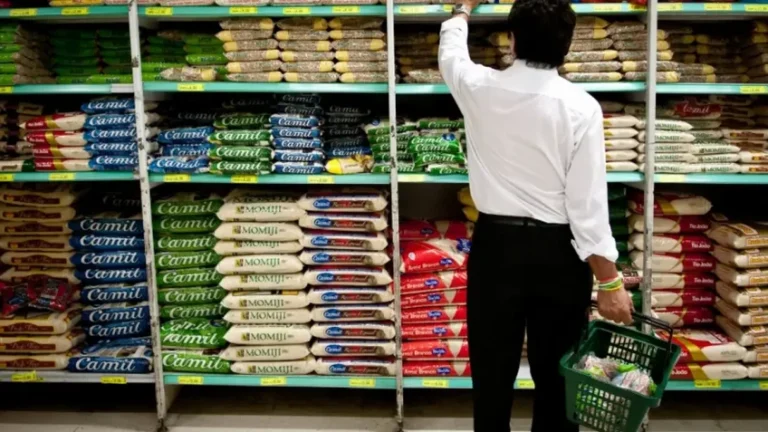 Homem escolhe produtos que estão em cesta básica