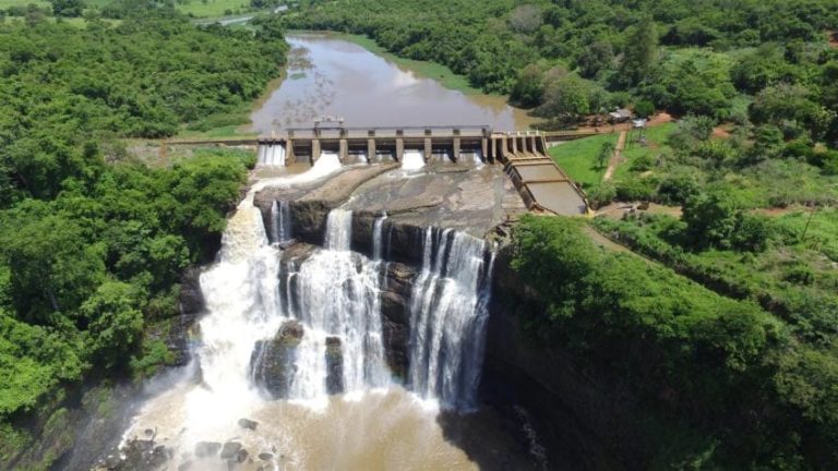 Na imagem, pequena central hidrelétrica em Uberlândia (MG)