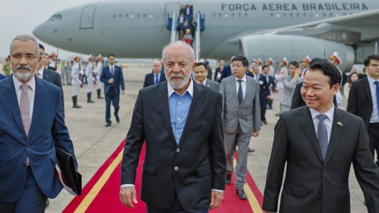 Lula na chegada ao Vietnã
