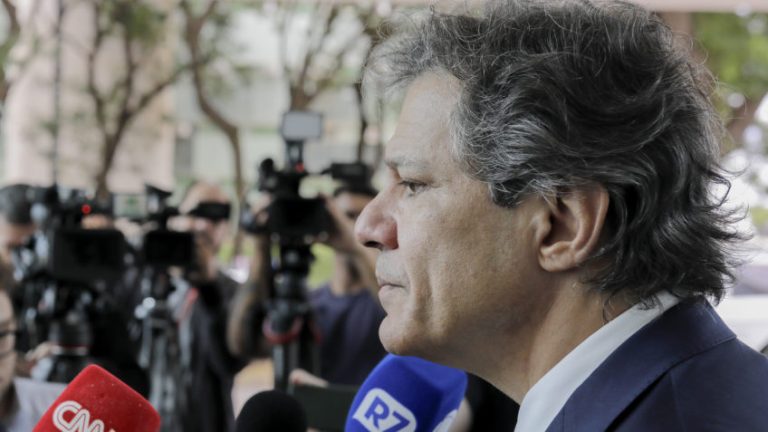 Fernando Haddad fala com a imprensa