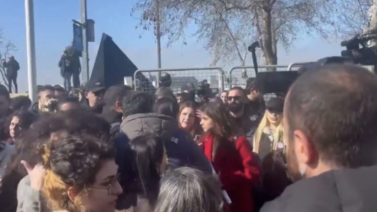 Протестующие отправляются на улицы для гендерного равенства в Европе