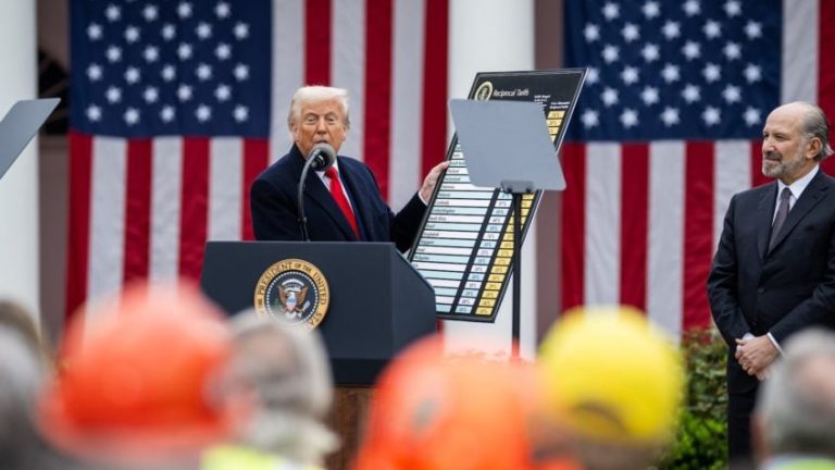 Na imagem, Trump segura quadro de tarifas "recíprocas" na Casa Branca