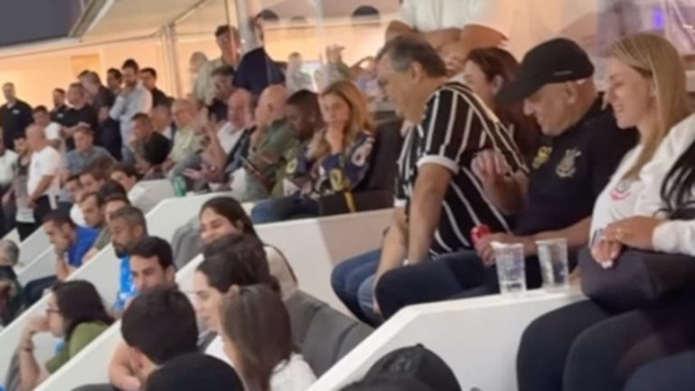 Na imagem acima é possível ver Flávio Dino e Alexandre de Moraes acompanhando a final do Paulistão