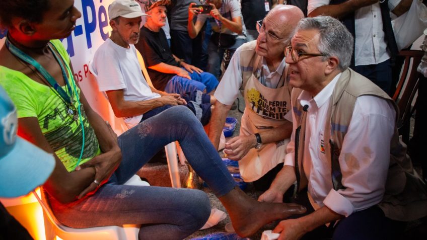 Падила вымывает ноги бездомных с Ланселлотти