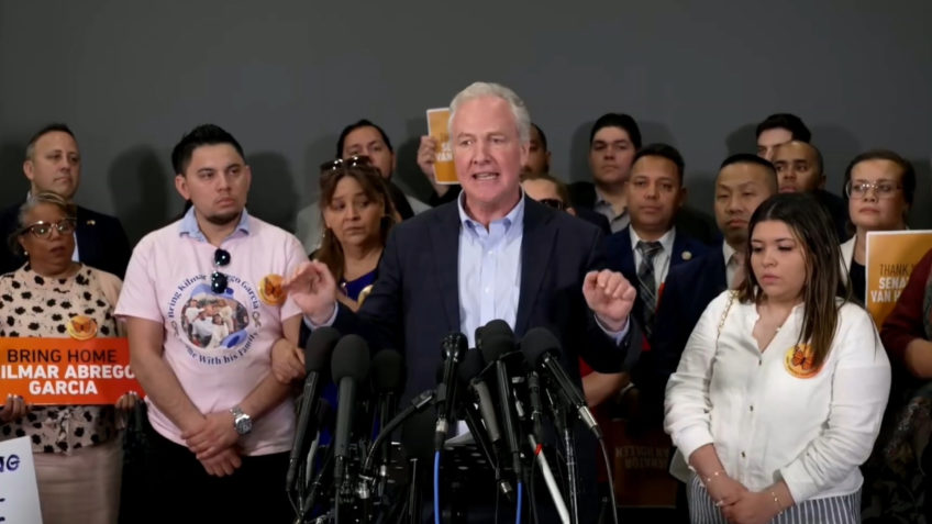 Coletiva de imprensa do senador Chris Van Hollen sobre Kilmar Abrego Garcia, deportado a El Salvador pelos EUA por engano