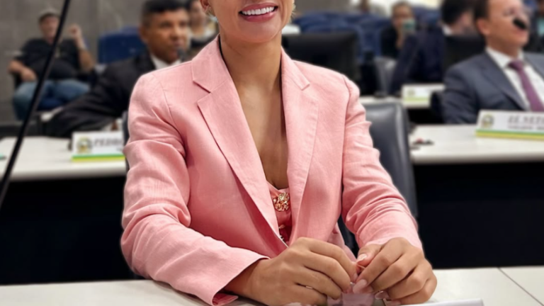Vereadora Tatiana Medeiros sorrindo para foto