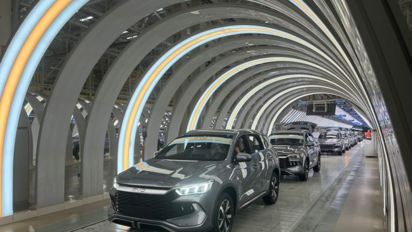 A fábrica da BYD em Zhengzhou é capaz de produzir 3.000 carros por dia; na imagem, esteira por onde os carros são conduzidos depois de montados