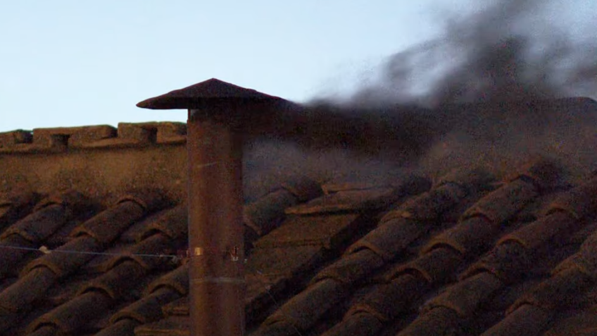 fumaça preta na chaminé da Capela Sistina indica que novo papa não foi eleito