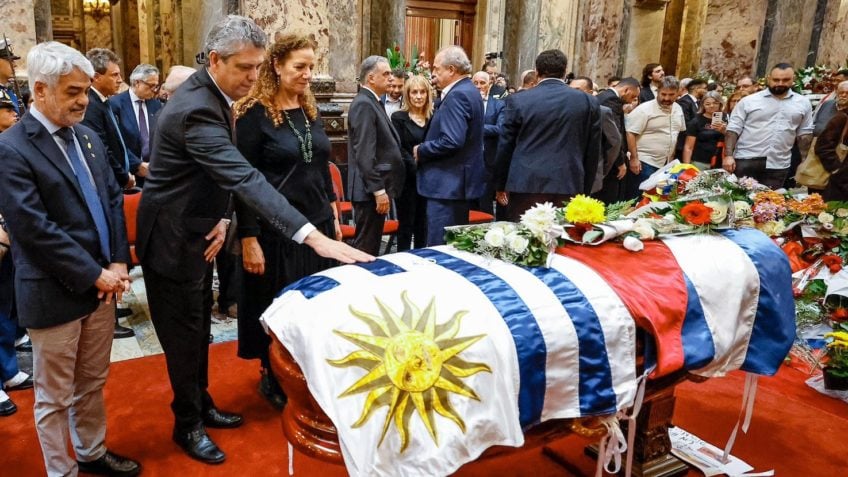 Бразильские политики чествуют Муджику после похорон в Уругвае