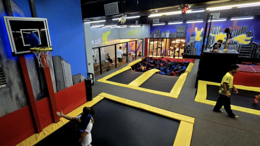 A Urban Motion é uma empresa de parques de trampolim que oferece espaço para festas de aniversário