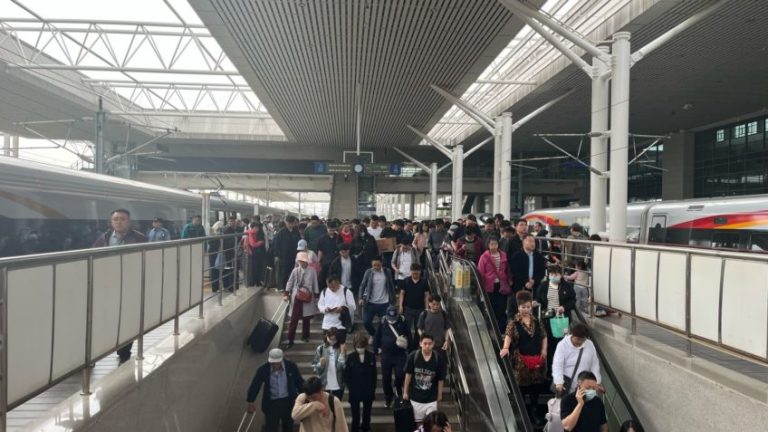 Na imagem, pessoas em estação de trem-bala na China