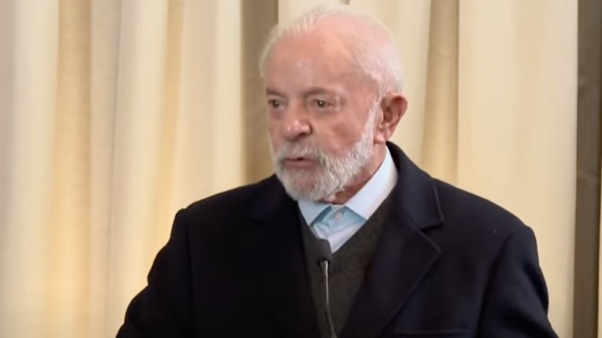 O presidente Lula durante declaração a jornalistas depois de agenda oficial na Rússia