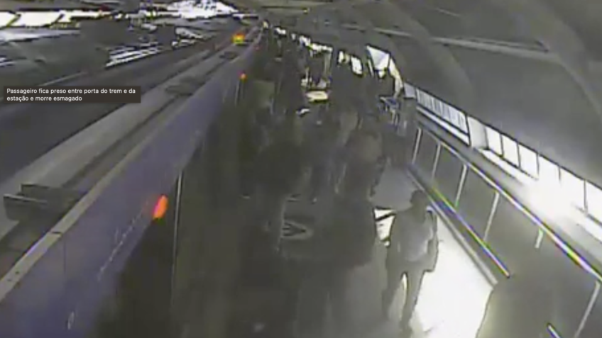 Movimentação na plataforma momentos antes do passageiro ficar preso entre as portas