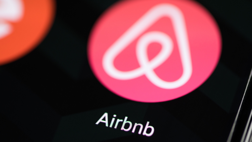 A receita do 1º trimestre de 2025 do Airbnb foi de US$ 2,3 bilhões –aumento de 6% em relação aos US$ 2,1 bilhões do mesmo período do ano anterior