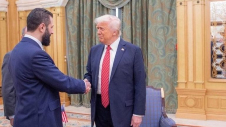 Donald Trump aperta a mão de Ahmed al-Sharaa, presidente da Síria