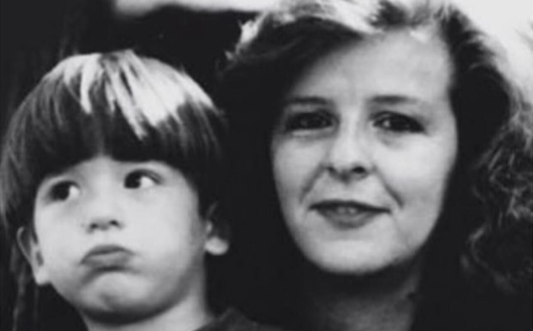 O político tinha 4 anos quando a mãe morreu; no discurso que fazia no momento em que foi baleado, ele havia mencionado a trajetória da jornalista