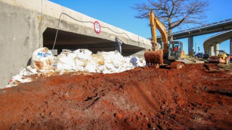 Porto Alegre закрывает шлюзы с песком и глиняными мешками