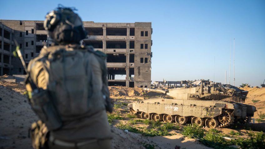 imagem de militar israelense e tanque de guerra na Faixa de Gaza