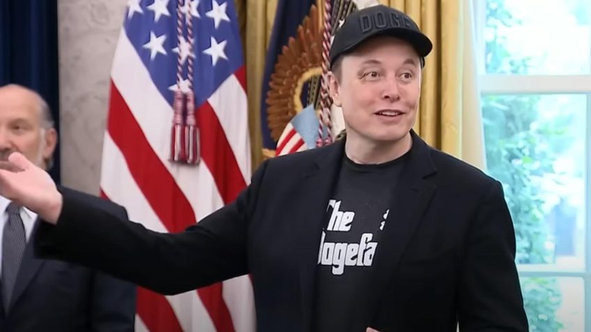 Elon Musk com machucado no olho