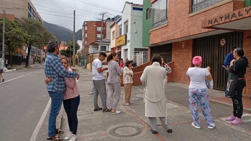 Diversas pessoas saíram às ruas da cidade para ficarem em segurança
