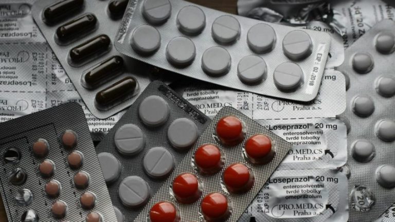 Na imagem, cartelas de medicamentos; a industria farmacêutica precisa de inovação