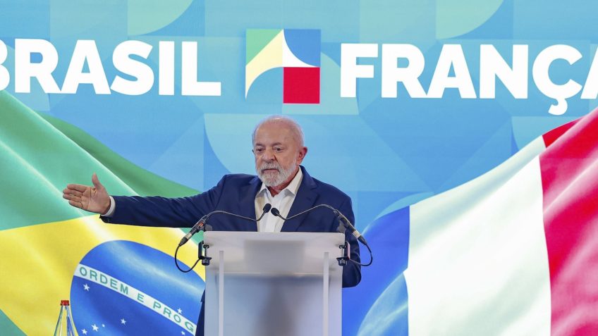 Lula durante conversa com jornalistas em Paris