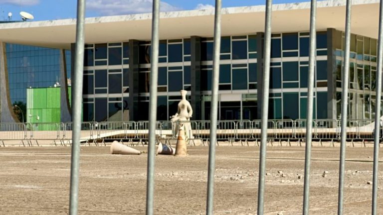 В 2007 году STF поступил против запрета актов на площади «Три власти»