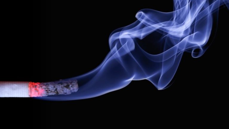 Cigarro queimando e saindo fumaça