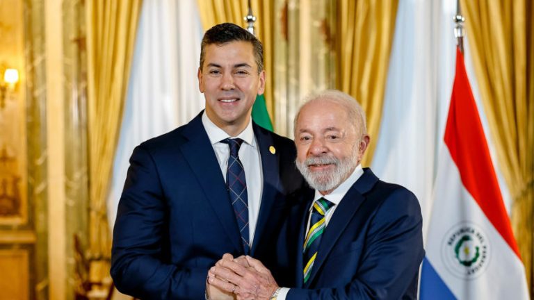 O presidente do Paraguai, Santiago Peña (à esq.), manifestou preocupação com o caso de espionagem da Abin. À esquerda, o presidente Lula