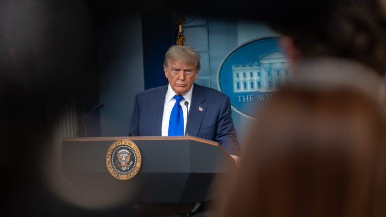 Трамп угрожает странам, связанным с БРИКС с дополнительным тарифом в 10%