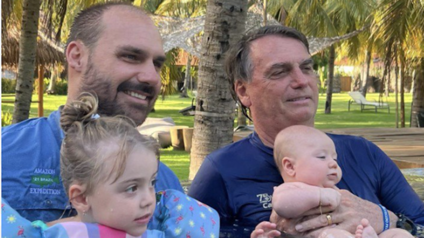 O ex-presidente Jair Bolsonaro (PL), com os netos e o deputado Eduardo Bolsonaro (PL-SP) em janeiro de 2024