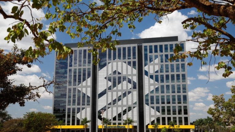Banco do Brasil спрашивает Agu Action против неверных постов