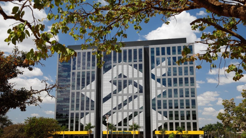 Banco do Brasil спрашивает Agu Action против неверных постов